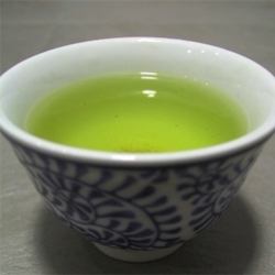 Infuso di tè verde, rosa canina e rosmarino