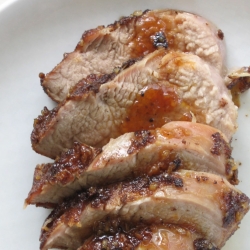 Ricetta Scaloppe di filetto di maiale, cipolla, lardo e olive nere