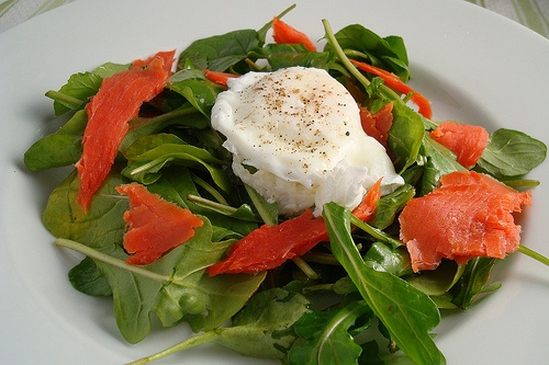 Ricetta Salmone affumicato in insalata con uovo e spinaci