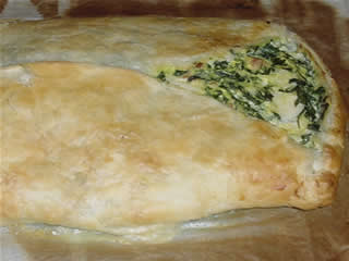 Strudel salato con spinaci e formaggio